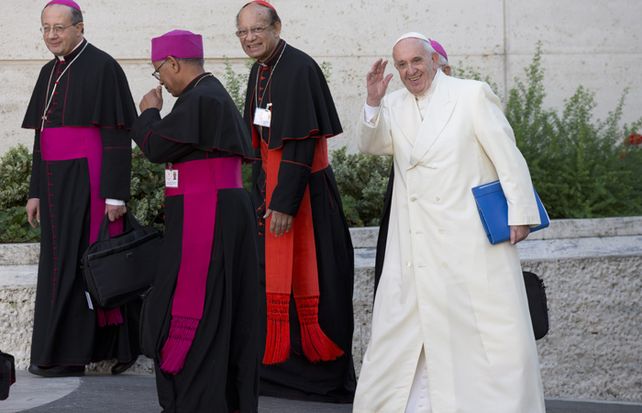 El Papa saluda a un grupo de fieles antes de ingresar al sínodo de obispos