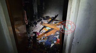 Un departamento fue consumido por el fuego en Concepción del Uruguay. Sucedió la noche de este martes en el centro de la localidad.