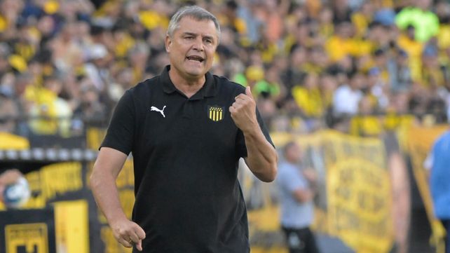 Diego Aguirre tiene una larga historia ligada a Peñarol. Hizo un recambio importante en el plantel.
