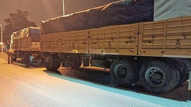 El violento choque entre un auto y un camión dejó un hombre fallecido