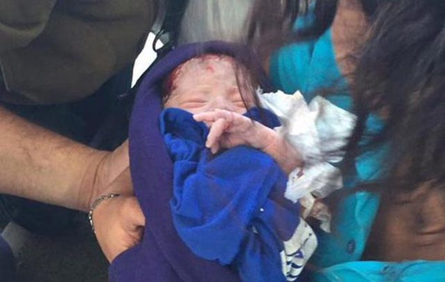 Detuvieron a la pareja que abandonó a la beba en el baño de una estación de servicio en Mataderos.