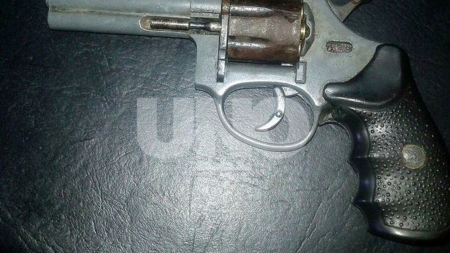 B° Barranquitas: lo persiguieron y le secuestraron un revólver cargado de balas
