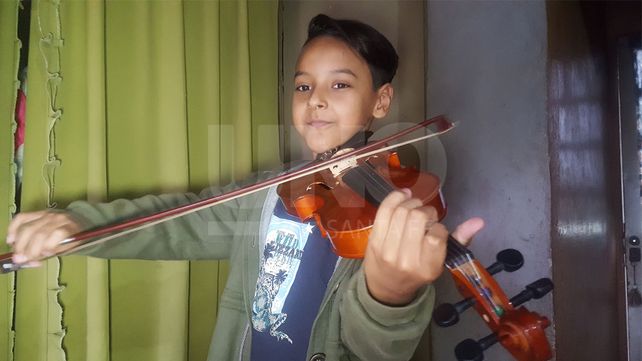 Conocé la historia del santafesino violinista que es furor en las redes