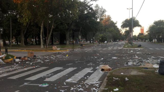 Lo que el viento no se llevó: así amaneció la Costanera tras la Fiesta de Guadalupe