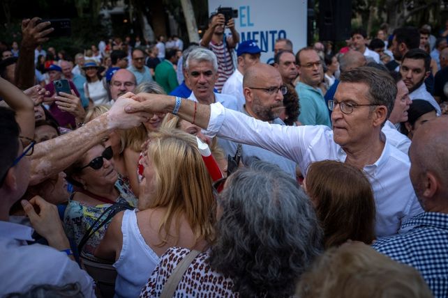 España decide si sigue en manos del Psoe o vira a la derecha con el PP
