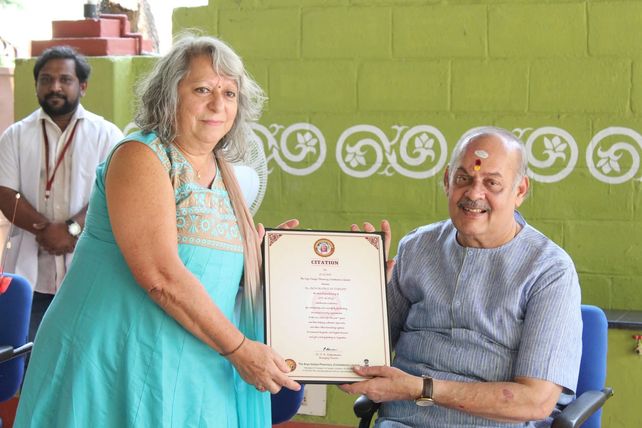 La médica Lucía De Vicenti con Krishna Kumar Ji  