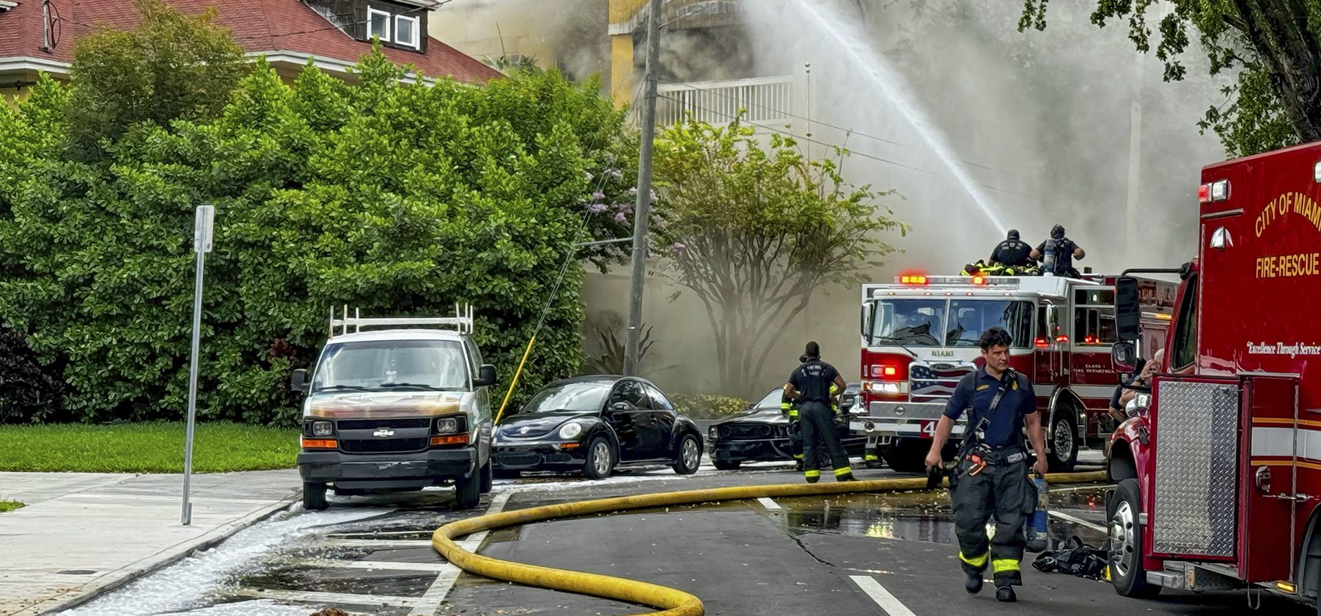 Bomberos y policías de Miami trabajan extinguiendo un incendio en el edificio de departamentos Temple Court Apartments, el lunes 10 de junio de 2024 en Miami. (Carl Juste/Miami Herald vía AP) Bomberos y policías de Miami trabajan extinguiendo un incendio en el edificio de departamentos Temple Court Apartments, el lunes 10 de junio de 2024 en Miami. (Carl Juste/Miami Herald vía AP)