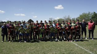 Para aplaudir. Los planteles de sexta división de Rosario Central y Newells se unieron para la foto en la previa del clásico que disputaron en el predio de Cosecha.&nbsp; &nbsp; &nbsp; 