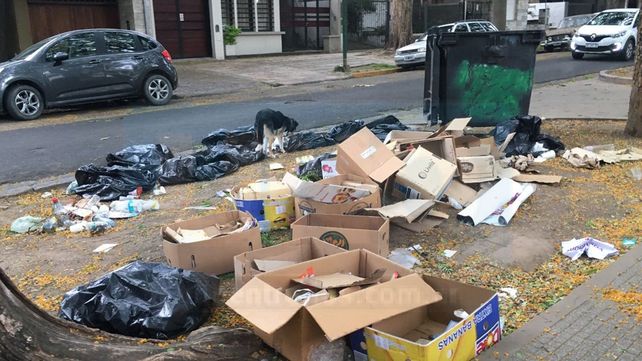 Vecinos se quejaron de la mugre que dejó la feria Paraná Lee