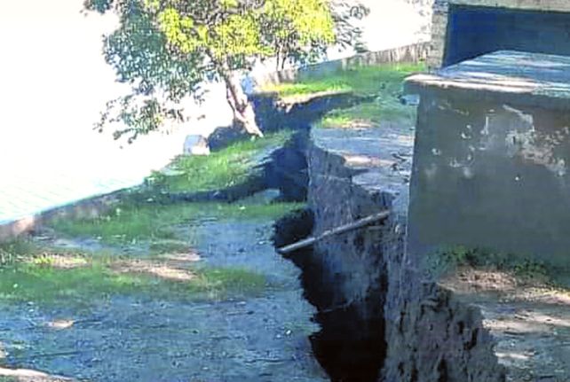 La grieta. El terreno cedió a lo largo de 50 y 25 metros en las dos zonas.