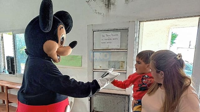 Personaje. Mickey convocó a las familias sumarse a la campaña Activá Vacunas.