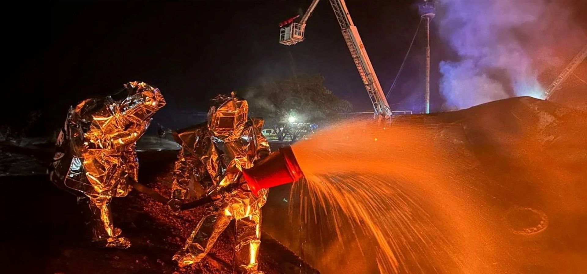 Bomberos trabajan en una instalación de almacenamiento de combustible afectada por un ataque con drones rusos, Odesa, Ucrania. Fotografía: Servicio Estatal de Emergencias de Ucrania/Reuters Bomberos trabajan en una instalación de almacenamiento de combustible afectada por un ataque con drones rusos, Odesa, Ucrania. Fotografía: Servicio Estatal de Emergencias de Ucrania/Reuters