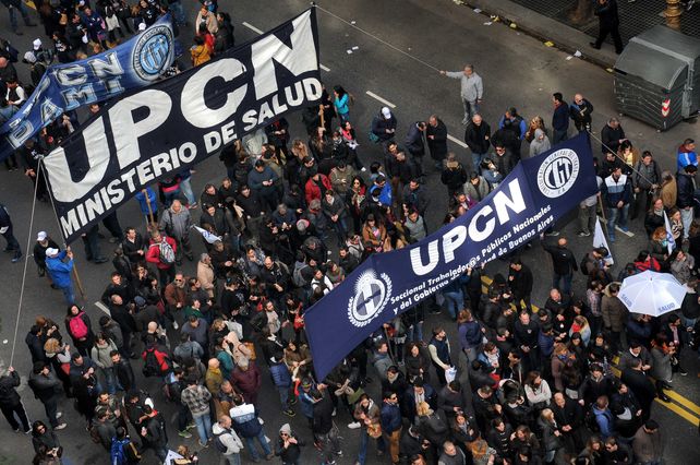 La Plaza de Mayo va tomando el color de la protesta del sindicalismo argentino