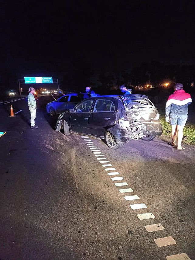 Criminales arrojaron adoquines en la autopista Rosario - Santa Fe y tres autos resultaron dañados