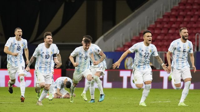 Todas las fotos de la gran noche de Messi y Dibu Martínez con la selección