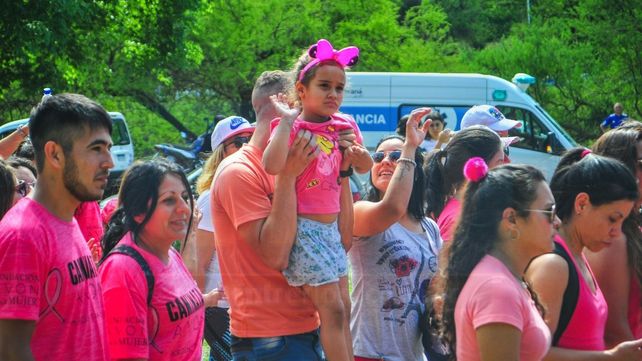 El Parque Urquiza se cubrió de rosa para concientizar sobre el cáncer de mama