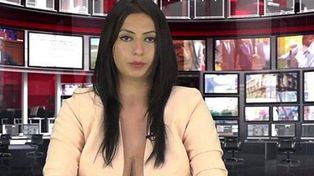 Una estudiante de periodismo se ganó el puesto con un escote que subió el rating