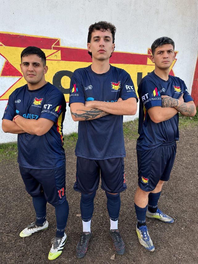 Con pilcha nueva. Los jugadores del Rojo en la presentación de la nueva indumentaria de Defensores Unidos.&nbsp; Cristofer La Cruz