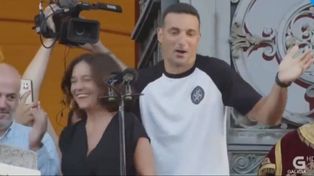 Mejor, dijo entre risas Lionel Scaloni ante el error que cometió la presentadora ante una multitud de hinchas.