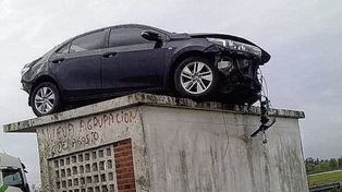 Automóvil voló por el aire y quedó sobre una garita de colectivos
