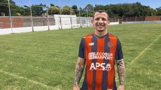 Emiliano Vecchio, con una de las tantas camisetas que vistió. El ex-Central ahora dice que quiere jugar en el Nuevo Gasómetro.