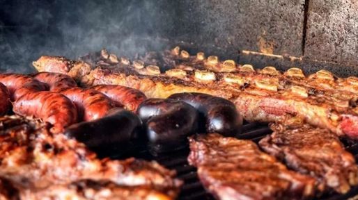Hizo una denuncia contra sus vecinos porque hacen asado todos los días