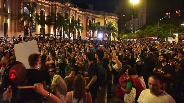 Efectivos de seguriad reprimen cacerolazo en Córdoba.Foto: La Voz