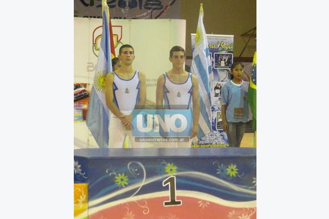 Bien arriba. Maximiliano Llanes fue primero en la especialidad de Trampolín Sincronizado y se llevó todos los aplausos en el certamen en Bolivia. (Foto UNO/Mateo Oviedo)