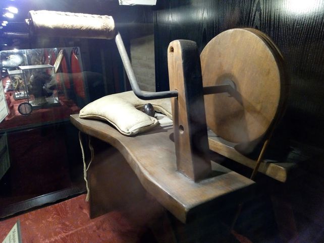 Máquina consoladora del 1800 perteneciente a la reina de Holanda. Artefacto expuesto en el Museo del Sexo de Toledo, España. 