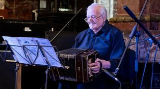 El bandoneonista toca en el ECU.