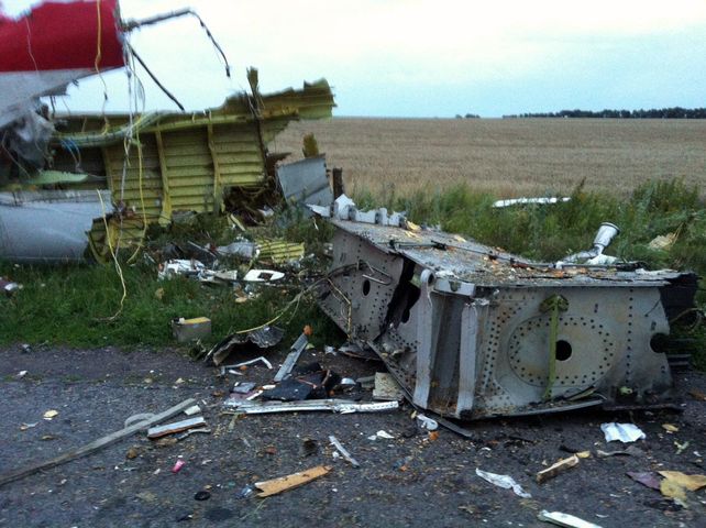 Los restos del avión que fue derribado por un misil fueron hallados hoy en un descampado en el este de Ucrania.