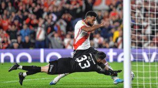 Miguel Borja define ante Rey para el 1 a 0 de River.