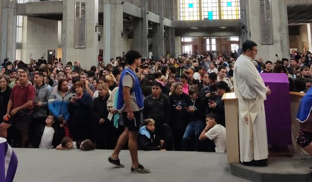 Corrió un rumor y una multitud fue a buscar a Messi al santuario de la Virgen de San Nicolás