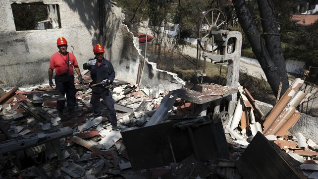 El mayor incendio de la década en Grecia deja numerosos muertos, casas y vehículos destruidos
