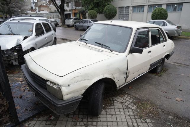 Una llamada a la central de emergencias 911 alertó sobre la presencia de una persona herida de arma de fuego en el interior de un automóvil estacionado en la vía pública.