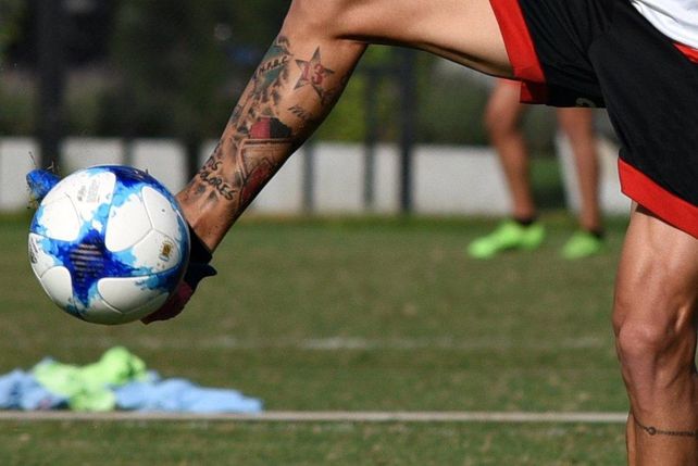 Nacho y su tatuaje de Newells en la pierna derecha.