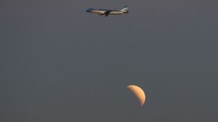 Un segundo eclipse lunar pudo verse en parte del país ayer