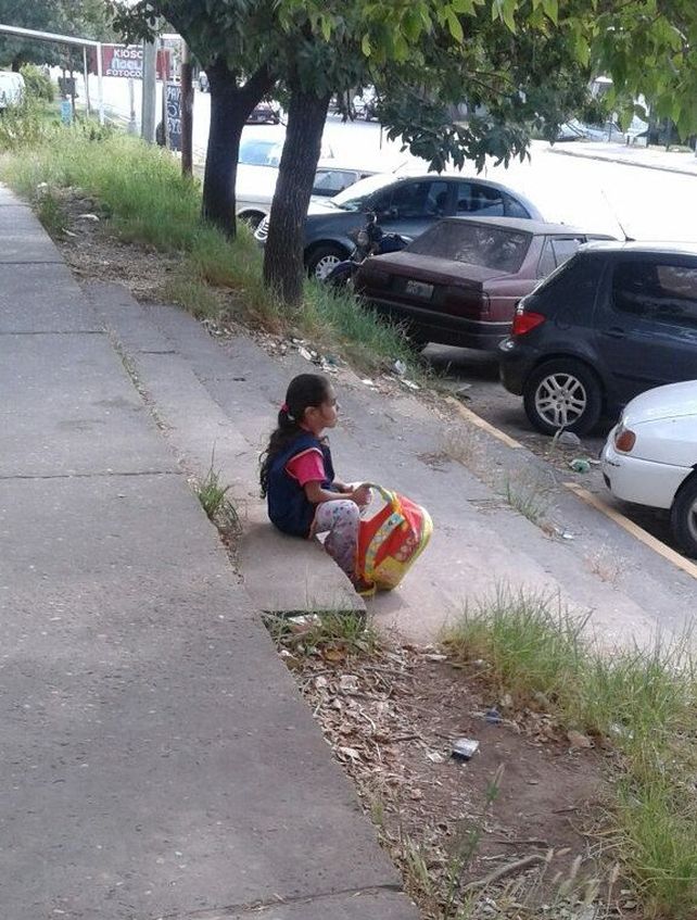Victoria reflexiva con la mochila en la mano. Foto Twitter.&nbsp;