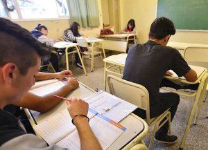 Más jóvenes terminan la secundaria pero persisten las desigualdades
