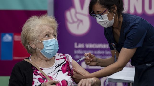 Chile lidera la región: en nueve días hábiles vacunó a dos millones de personas