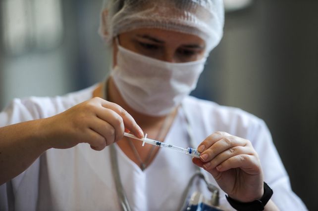 ¿Por qué no hay más aplausos para el personal de salud de los hospitales y vacunatorios?