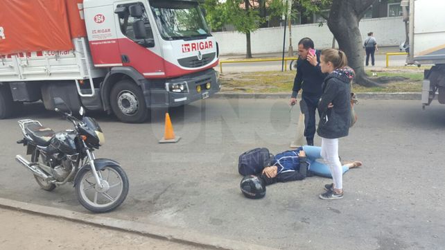 Una mujer cayó de su moto al esquivar un perro que cruzó la calle
