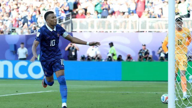En un partido de hacha y tiza, Francia doblegó a Paraguay y avanzó a los cuartos de final