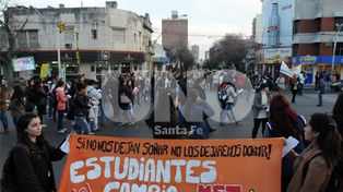 Alumnos terciarios marcharon contra las reformas educativas