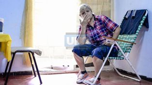 Vive bajo amenaza, quieren echarla y resiste con sus vecinos