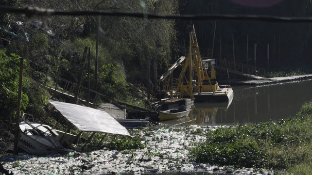 Con las lluvias y la crecida, la contaminación del arroyo Ludueña queda en evidencia.