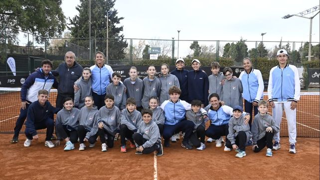 Jugadores y los ball kids que trabajaron en la última jornada del Sudamericano bajo la supervisión del árbitro Omar Descarrega. Argentina hizo podio en el Jockey Club con chicas y chicos.