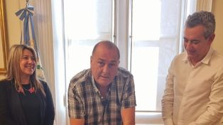 Firmado. El secretario general Antonio Ratner con el intendente Pablo Javkin.
