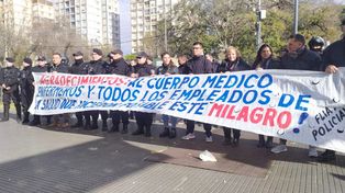 Familiares, amigos y compañeros de Gabariel Sanabria, este viernes frente al Heca. Emotivo acto en agradecimiento al personal médico.