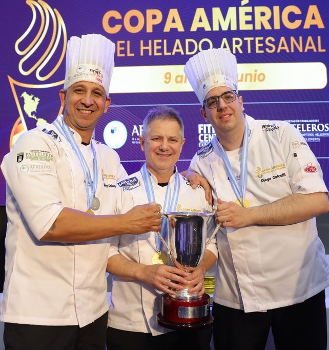La delegación argentina de maestros heladeros ganó la Copa América del Helado Artesanal. Hicieron seis elaboraciones bajo la temática “Divina Terra”.